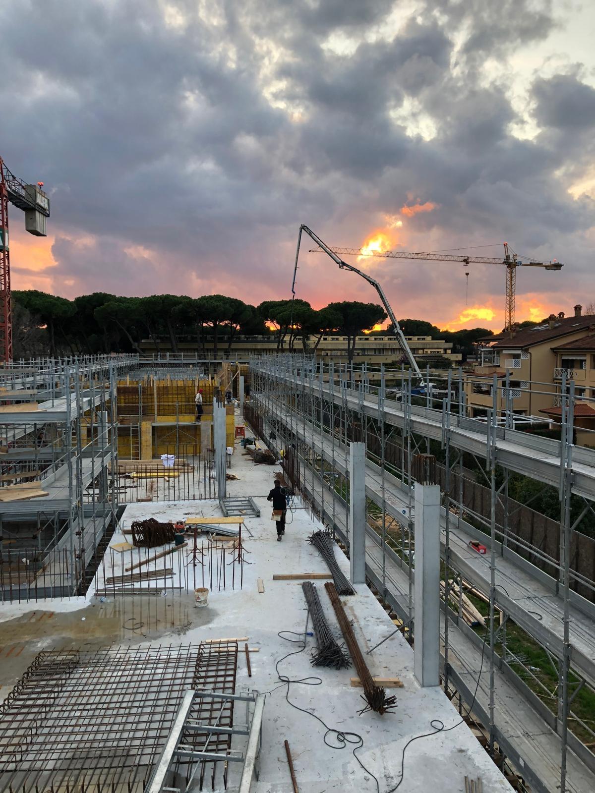 Un cantiere Difo Costruzioni, con gru e strutture al tramonto